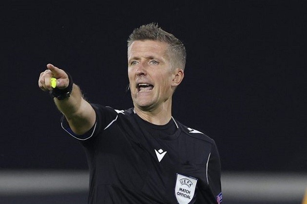 'Kẻ thù' M.U được bình chọn là trọng tài xuất sắc nhất thế giới - Bóng Đá