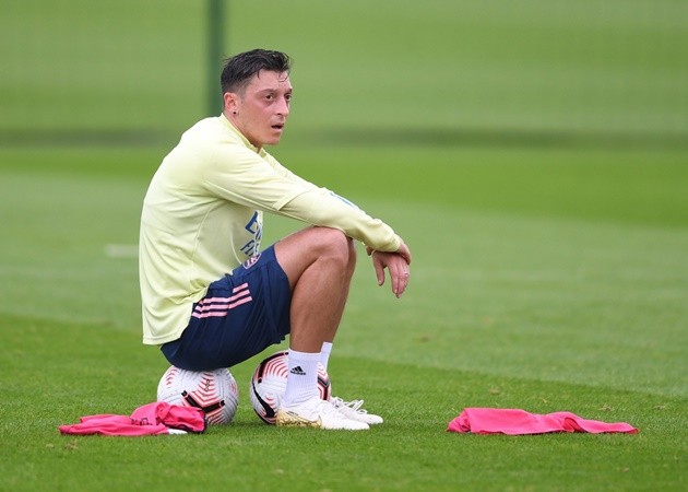 Mikel Arteta reacts to Mesut Ozil tweeting throughout Arsenal’s win over Rapid Vienna - Bóng Đá