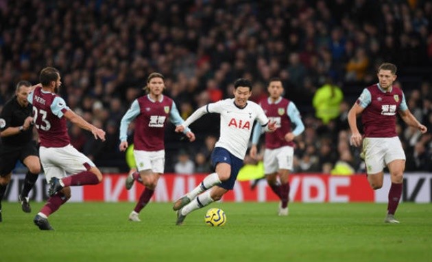 Jose Mourinho takes match ball off Son Heung-min and gives it to Spurs debutant Troy Parrott instead - Ảnh - Bóng Đá