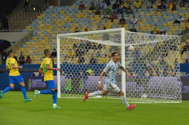 Hành động của Neymar với Messi sau trận chung kết - Bóng Đá
