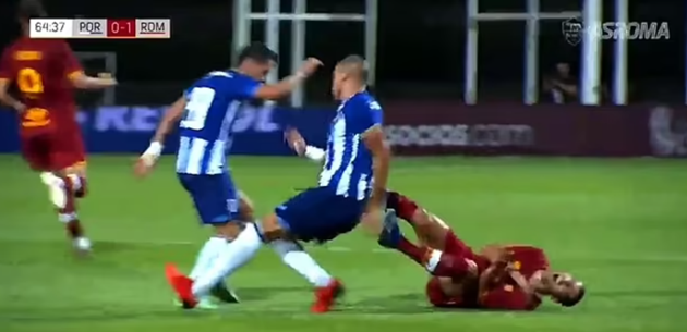 Watch Pepe spark brawl in Porto’s clash with Mourinho’s Roma after clattering into ex-Man Utd and Arsenal ace Mkhitaryan - Bóng Đá