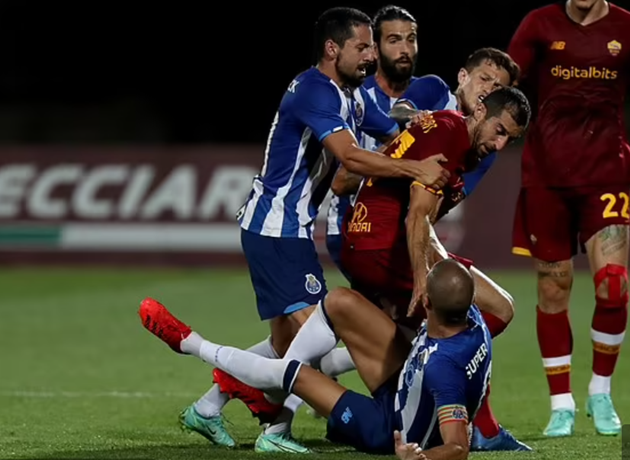 Watch Pepe spark brawl in Porto’s clash with Mourinho’s Roma after clattering into ex-Man Utd and Arsenal ace Mkhitaryan - Bóng Đá
