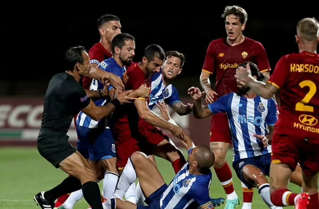 Watch Pepe spark brawl in Porto’s clash with Mourinho’s Roma after clattering into ex-Man Utd and Arsenal ace Mkhitaryan - Bóng Đá