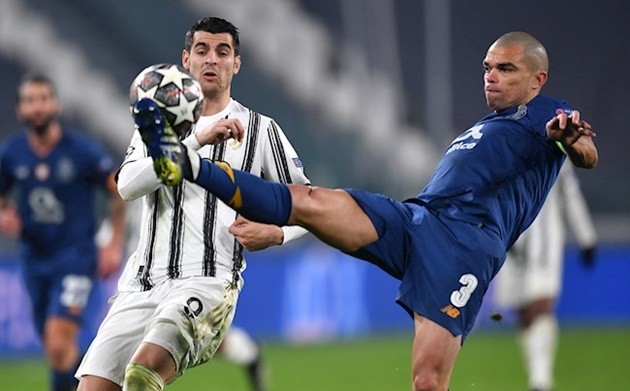 Watch Pepe spark brawl in Porto’s clash with Mourinho’s Roma after clattering into ex-Man Utd and Arsenal ace Mkhitaryan - Bóng Đá