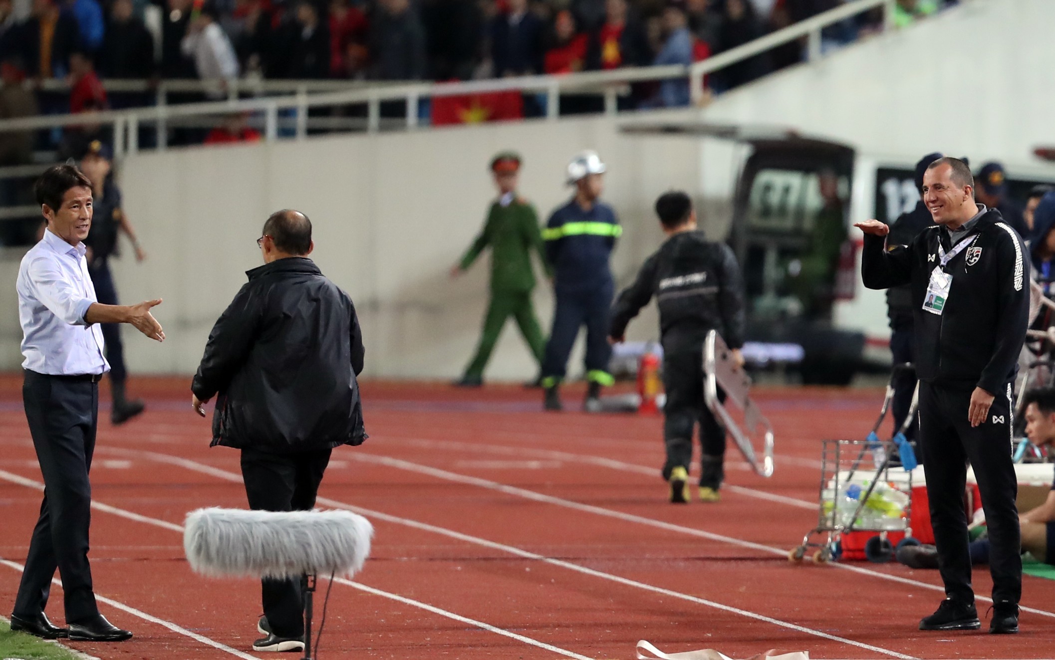 FIFA ra phán quyết sau cùng về vụ trợ lý Thái Lan khiêu khích HLV Park Hang-seo - Bóng Đá