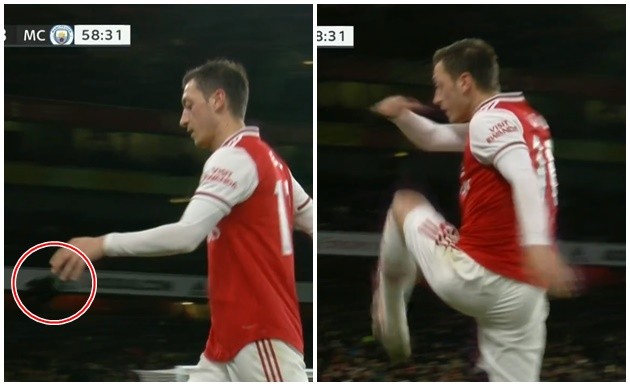 SỐC: Ozil hành xử khó tin khi bị thay bởi sao trẻ - Bóng Đá