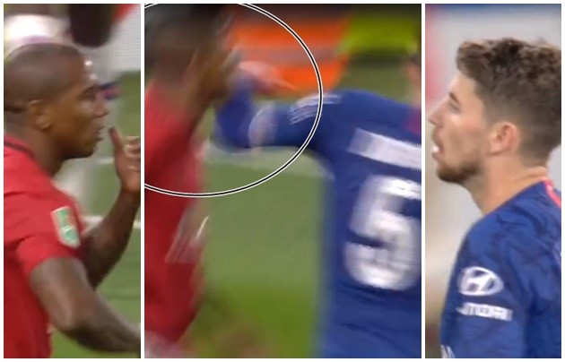 Ashley Young bị Jorginho tát - Bóng Đá
