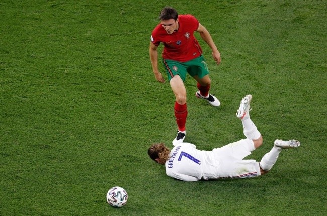 Loại bỏ Kante, xâu kim Pogba, anh là ai? - Bóng Đá