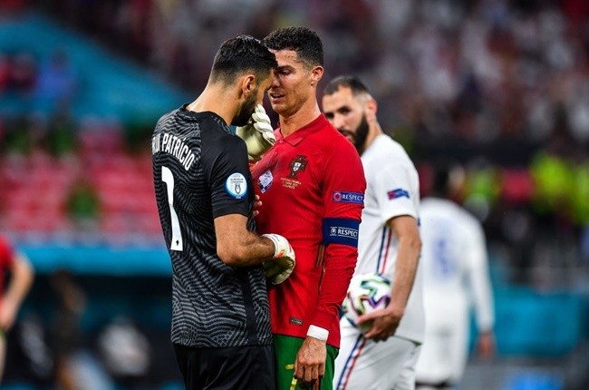 Cãi lời Pepe, Patricio nhận cái kết đắng trước Benzema - Bóng Đá