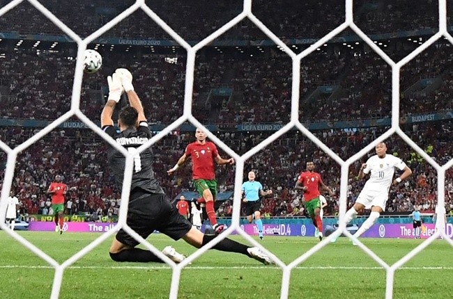 Cãi lời Pepe, Patricio nhận cái kết đắng trước Benzema - Bóng Đá
