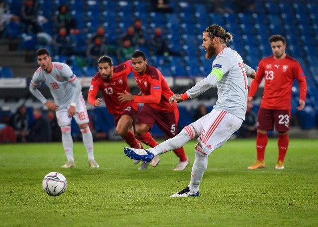 'Hoa nở muộn' La Liga vụt sáng, Tây Ban Nha thoát thua phút cuối - Bóng Đá