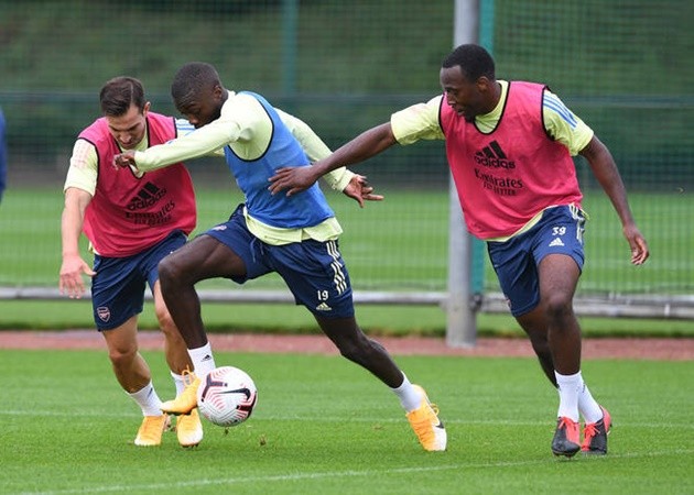 Arsenal tập luyện, CĐV bấn loạn vì hai trợ lý trẻ trung của Mikel Arteta - Bóng Đá