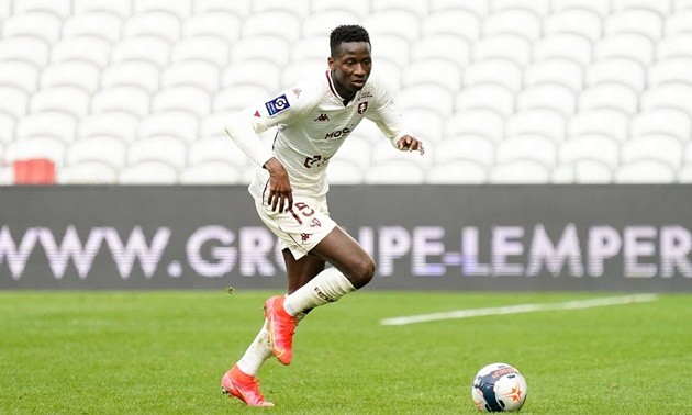 President flies in for transfer talks as Man Utd & Chelsea battle to sign £34m star (Pape Matar Sarr) - Bóng Đá