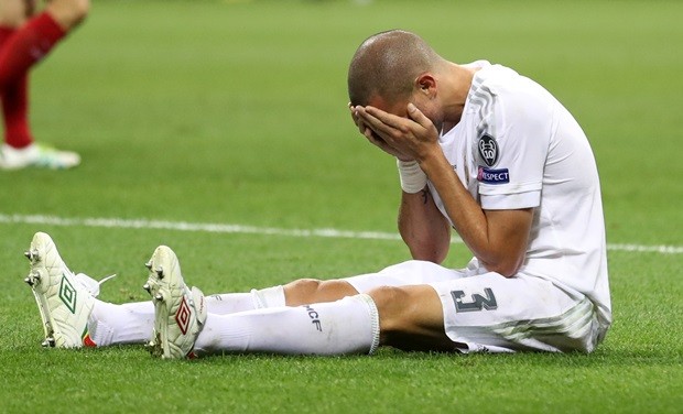 Pepe ăn vạ quá thô thiển. Ảnh: Internet.