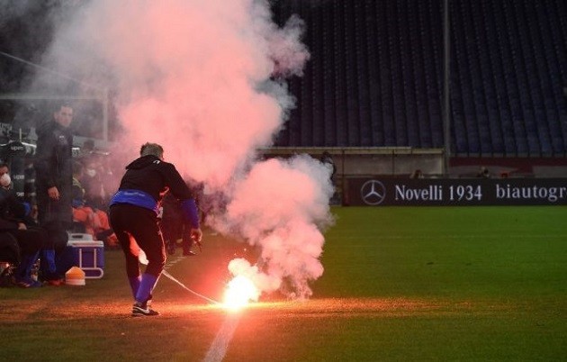 Cấm khán giả, pháo sáng vẫn xuất hiện trong trận derby nổi tiếng - Bóng Đá