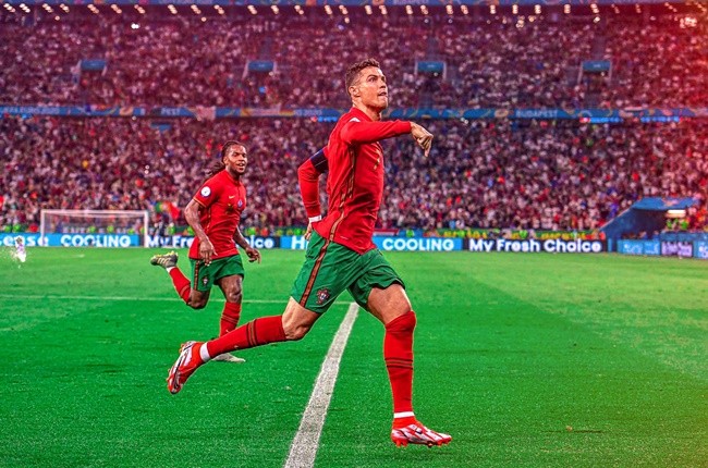 Ronaldo hóa trẻ con, Pepe chỉ còn biết cười trừ - Bóng Đá