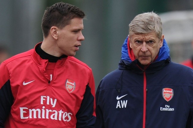 Người cũ Arsenal phì phèo thuốc lá trước giờ đấu Tây Ban Nha - Bóng Đá