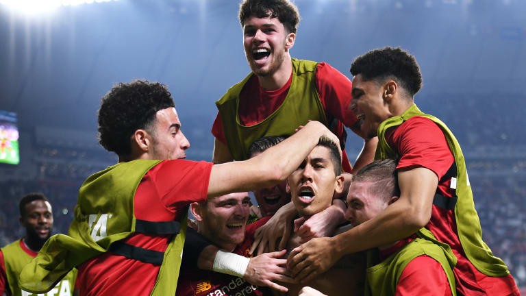 Sau 10 năm, thế giới lại quỵ gối dưới chân sắc đỏ nhưng là của The Kop - Bóng Đá