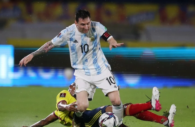 Messi cũng phải ôm cảm ơn người hùng từng bị Arsenal hắt hủi - Bóng Đá