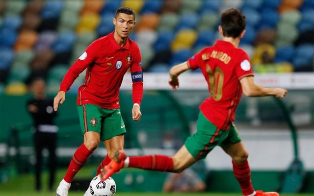 Ronaldo sung sức như tuổi đôi mươi, Bồ Đào Nha cay đắng vì 