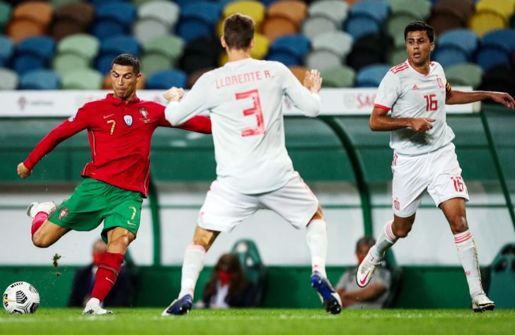 Ronaldo sung sức như tuổi đôi mươi, Bồ Đào Nha cay đắng vì 