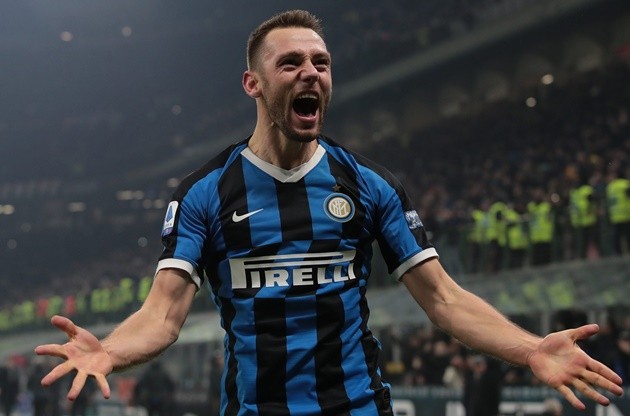 Liverpool are eyeing up a move for Dutch defender Stefan de Vrij in January - Bóng Đá