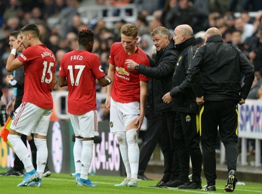 Strong characters have all disappeared from Man Utd - Van der Sar - Bóng Đá