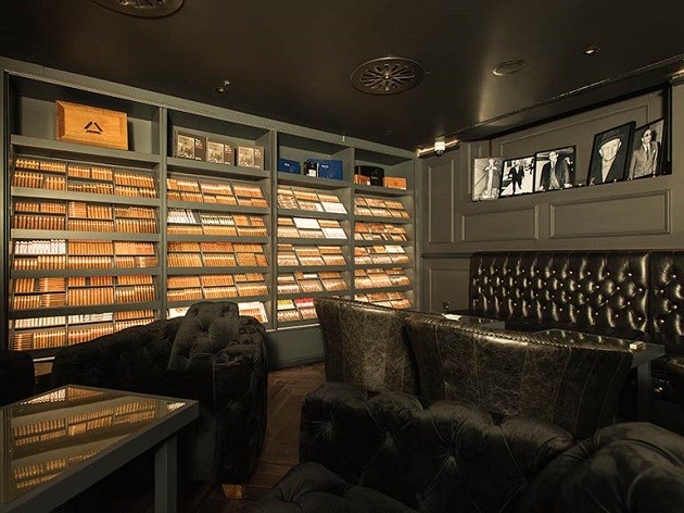 WAYNE'S HAVANA LAUGH Wayne Rooney building luxury whisky and cigar room in £20million mansion - Bóng Đá