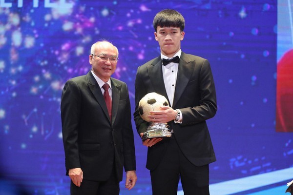 3 bước ngoặt giúp Hoàng Đức giành danh hiệu quả bóng vàng Việt Nam 2021 - Bóng Đá