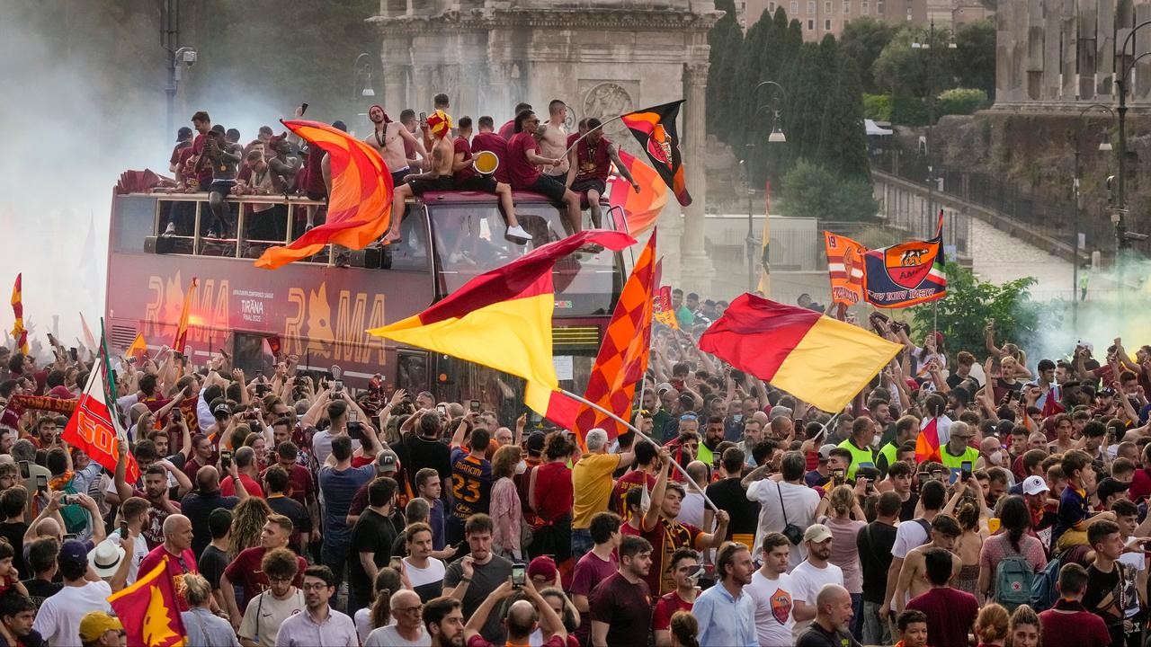 Jose Mourinho ấm lòng khi được biển người ở Rome chào đón - Bóng Đá