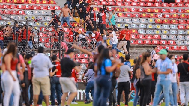 Queretaro-Atlas match in Liga MX suspended due to ugly fan violence - Bóng Đá