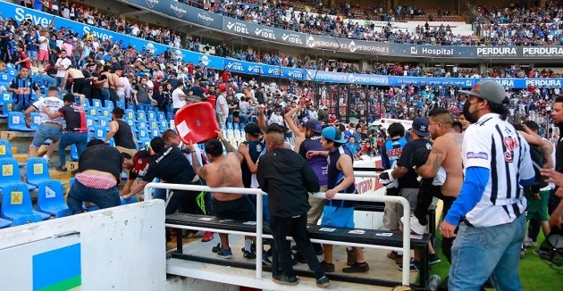 Queretaro-Atlas match in Liga MX suspended due to ugly fan violence - Bóng Đá