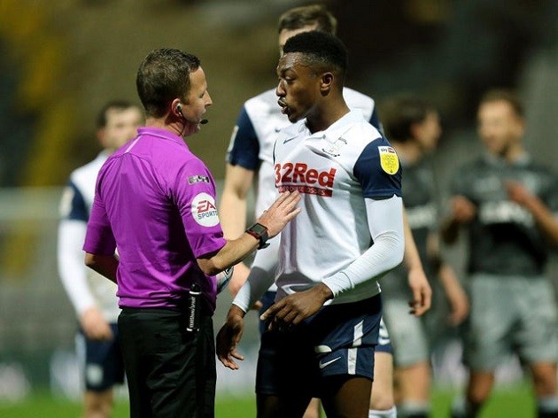 Preston 1-0 Sheffield Wednesday: Darnell Fisher grabs Callum Paterson's private parts during game - Bóng Đá