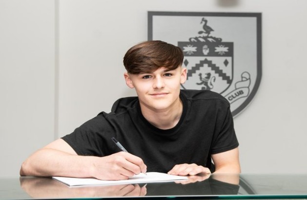 Manchester United youngster Mark Helm joins Burnley - Bóng Đá