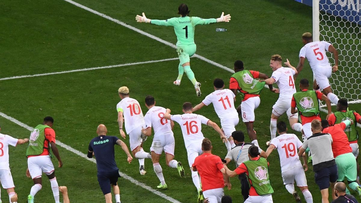 Pogba xuất thần từ người hùng hóa tội đồ - Bóng Đá