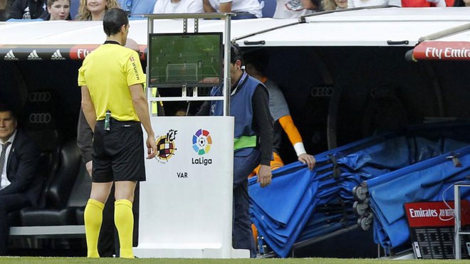 The Bernabeu shows its anger with VAR - Bóng Đá