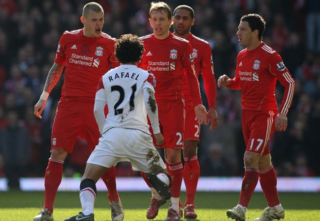 10 hình ảnh ấn tượng nhất lịch sử cặp trận M.U - Liverpool: 'Mr. Camera'; 'Đóa hồng' rực sáng - Bóng Đá