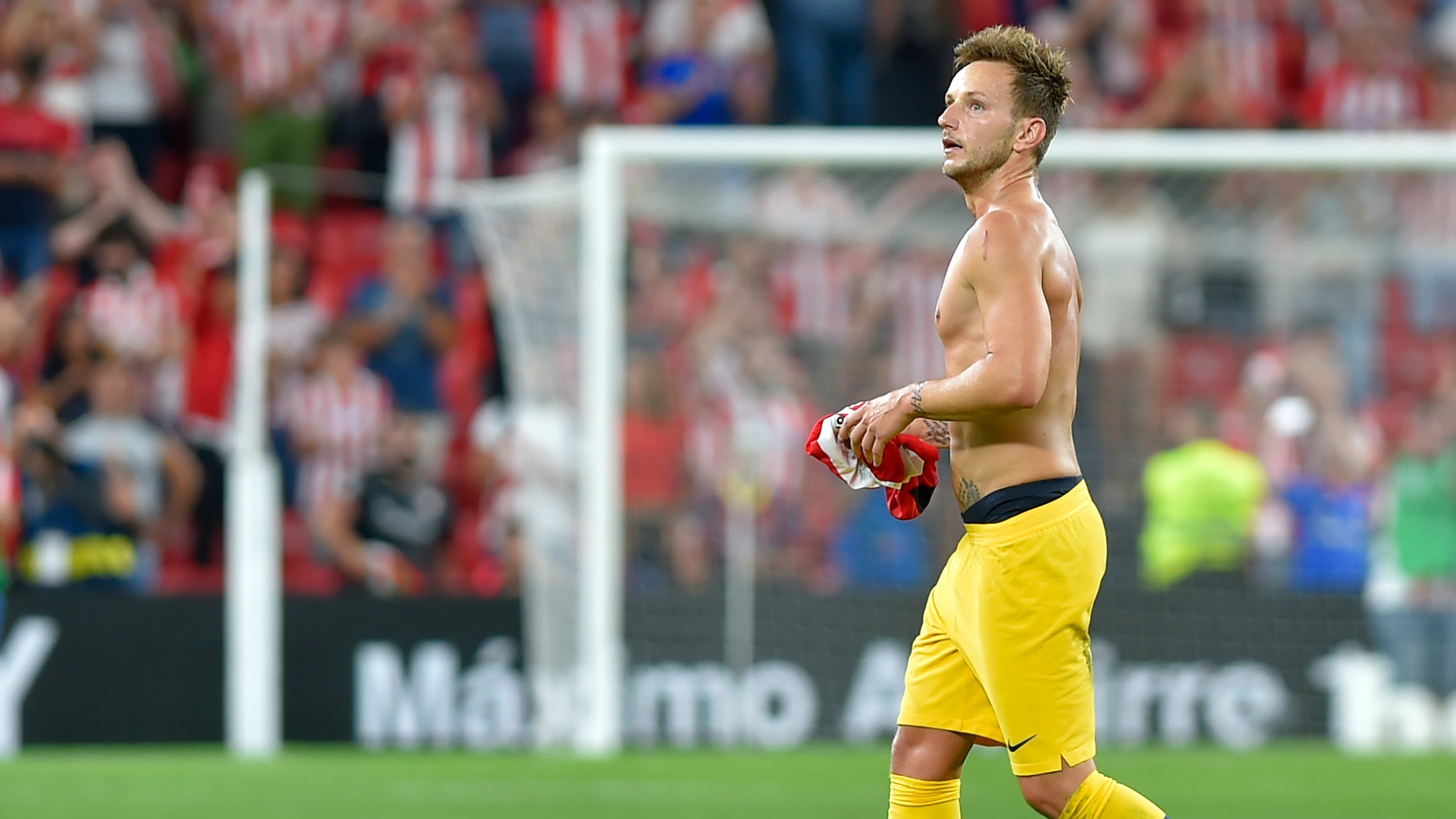 'I feel sad' - Rakitic complains about being benched at Barcelona - Bóng Đá