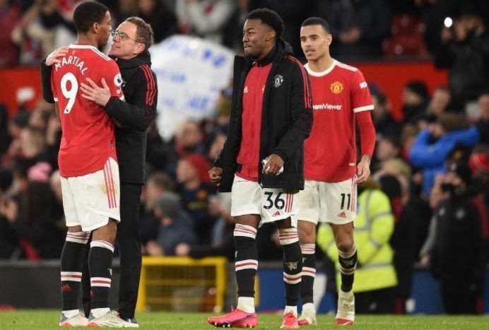 Rangnick ôm Martial sau trận - Bóng Đá