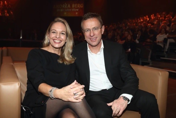 NICK OFF TIME Man Utd boss Ralf Rangnick arrives at hotel with girlfriend Flor  - Bóng Đá