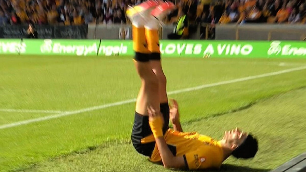Raul Jimenez rabona - Bóng Đá