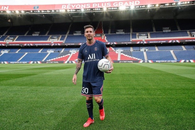 Ramos ôm Messi - Bóng Đá