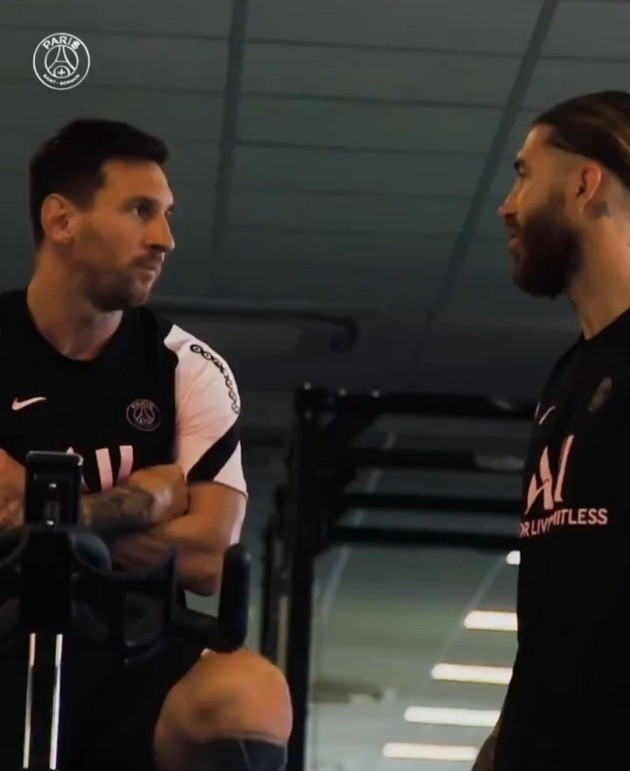 Ramos ôm Messi - Bóng Đá