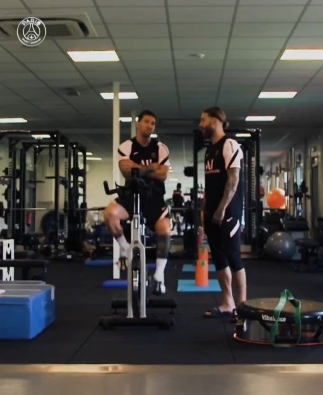 Ramos ôm Messi - Bóng Đá