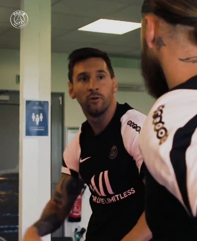 Ramos ôm Messi - Bóng Đá