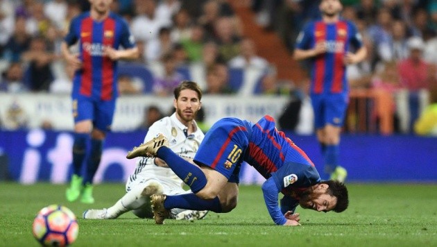 Ramos ôm Messi - Bóng Đá