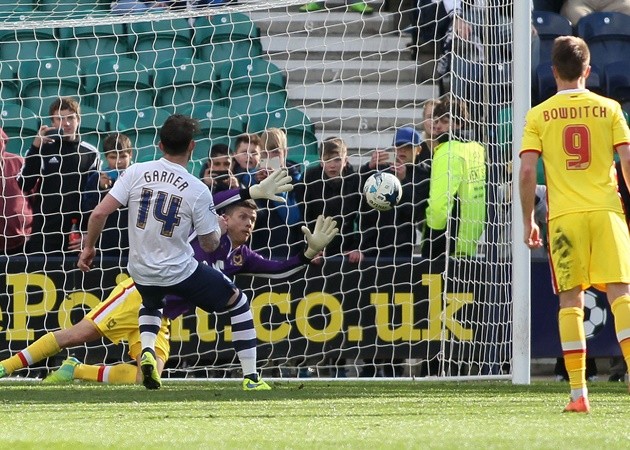 Từ Kane đến Terry: 10 thủ môn bất đắc dĩ nổi tiếng của làng túc cầu - Bóng Đá