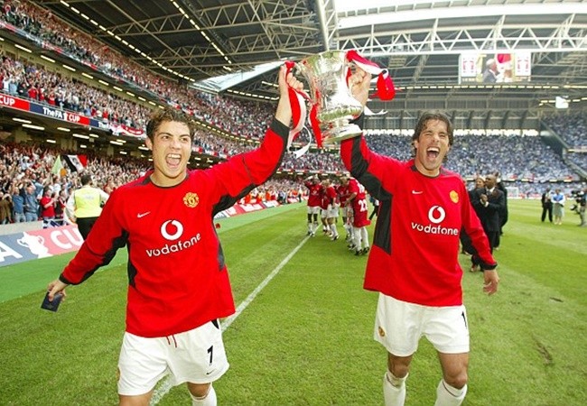 Ronaldo was made to cry by Van Nistelrooy at Man Utd training - Saha - Bóng Đá