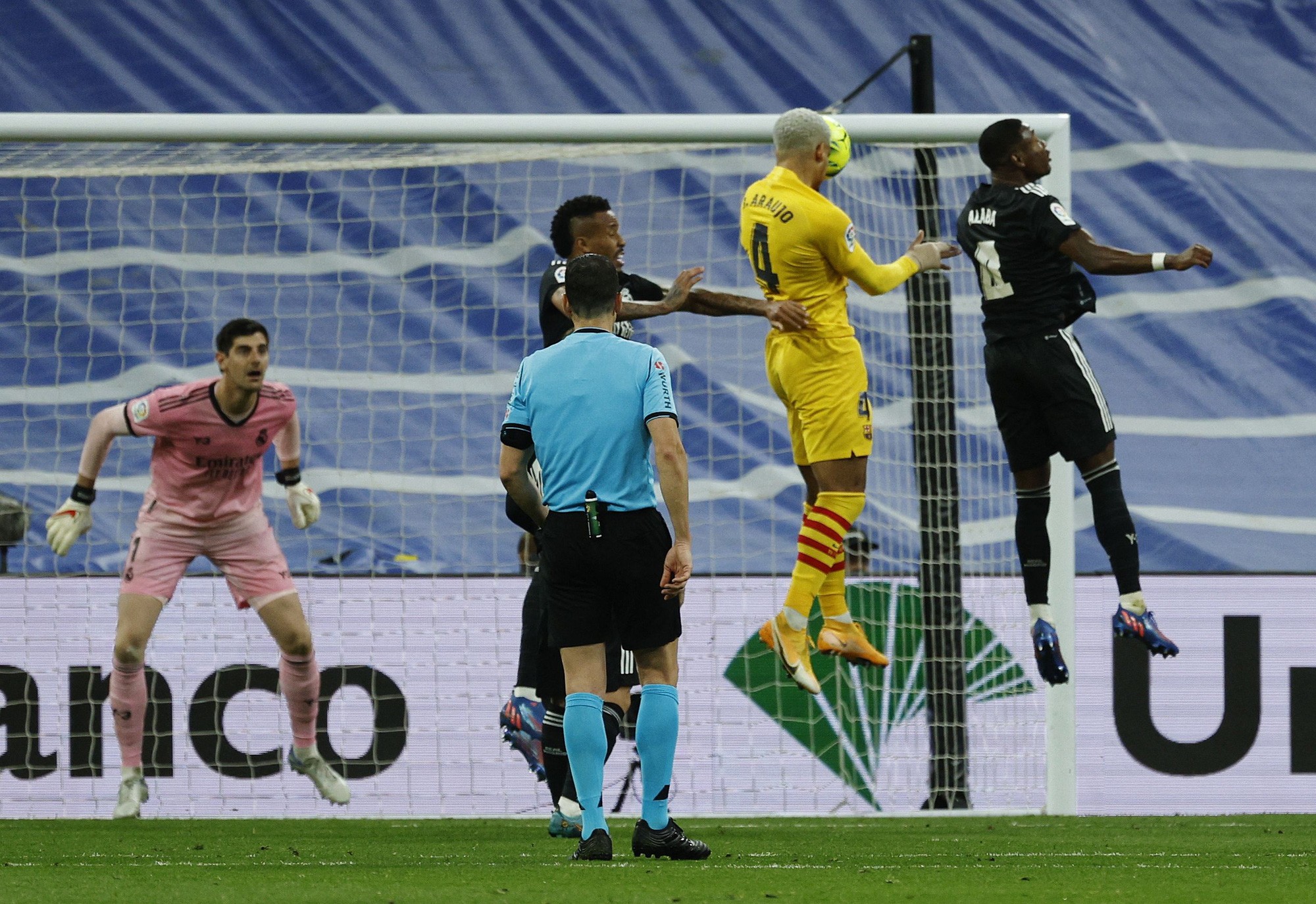 Cái tên M.U nhắm thay Maguire là một cỗ máy tắc bóng và gây áp lực - Bóng Đá