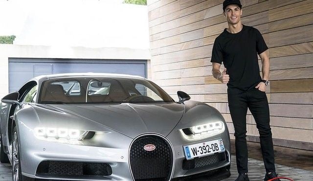 Ronaldo lạnh lùng trong siêu xe Bentley, được vệ sĩ theo sát đến sân tập - Bóng Đá